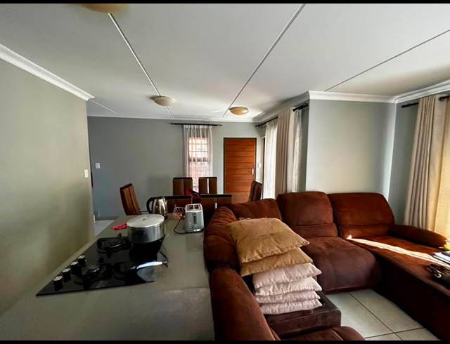 3 BEDROOM TOWNHOUSE TO LET IN MONTANA